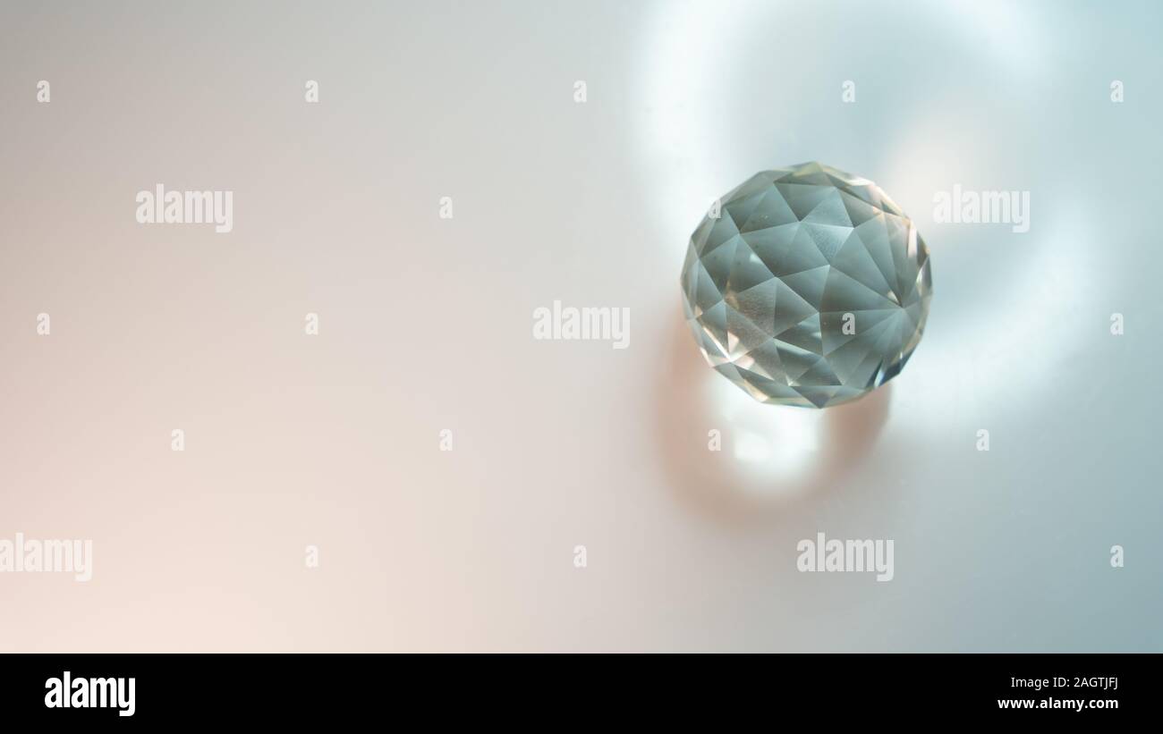 Grand cristal sur fond blanc avec réfraction de la lumière l'abstraction. Beaucoup d'espace pour une inscription ou un logo. Banque D'Images