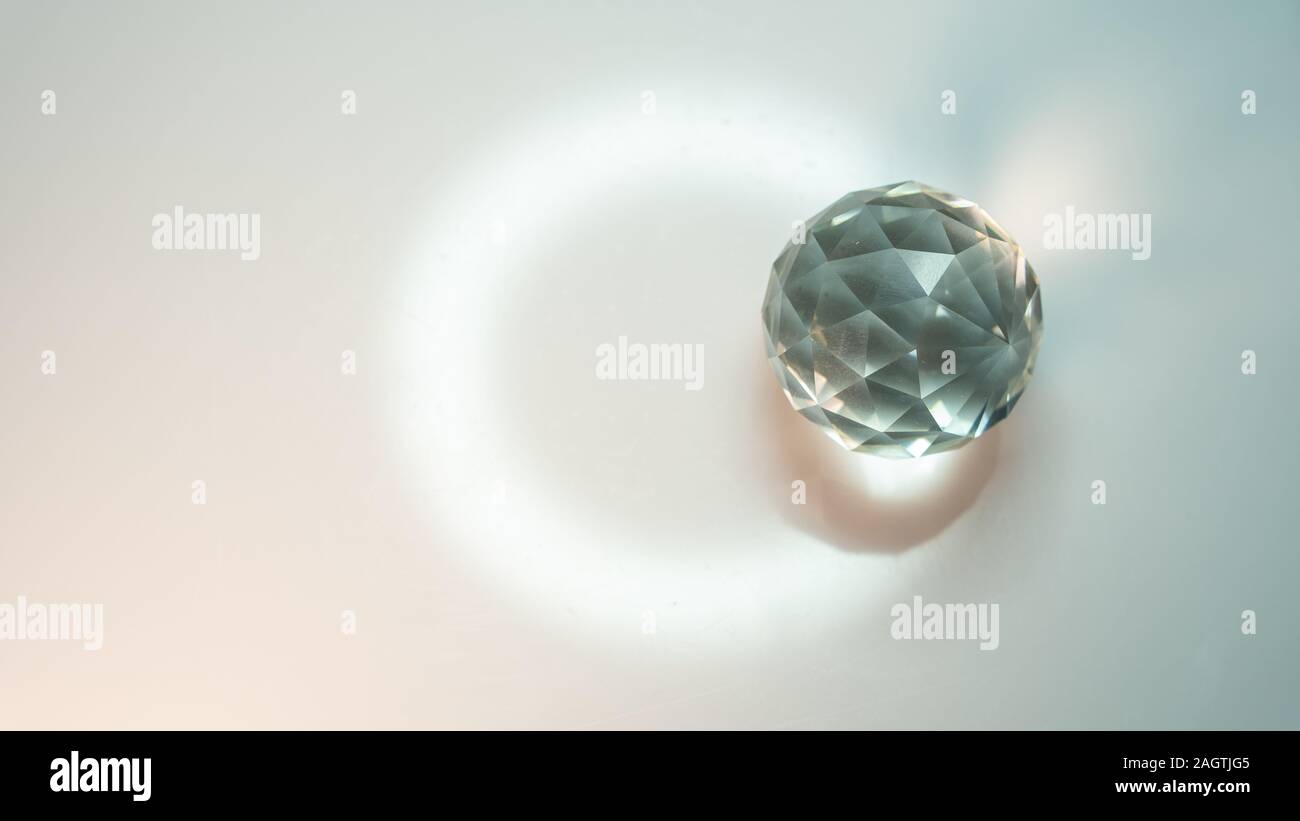 Grand cristal sur fond blanc avec réfraction de la lumière l'abstraction. Beaucoup d'espace pour une inscription ou un logo. Banque D'Images