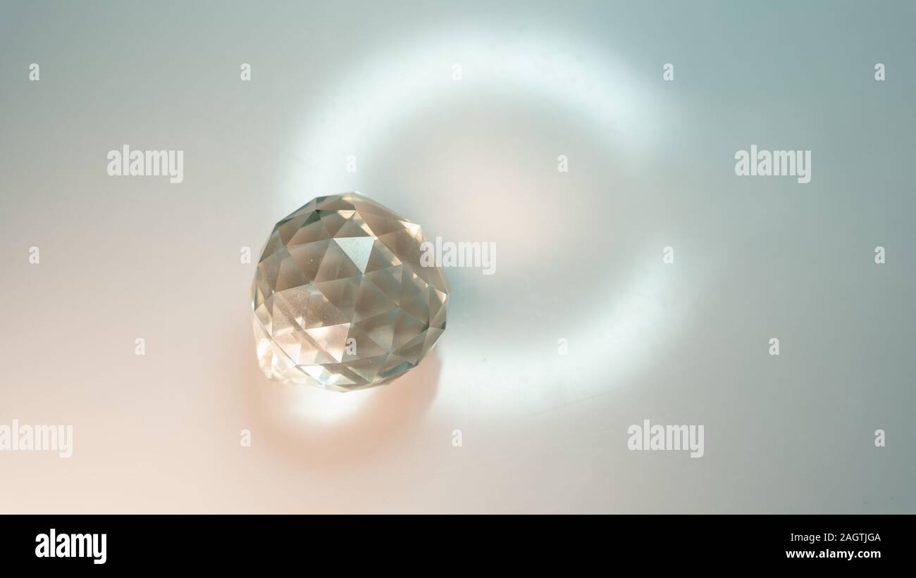 Grand cristal sur fond blanc avec réfraction de la lumière l'abstraction. Beaucoup d'espace pour une inscription ou un logo. Banque D'Images