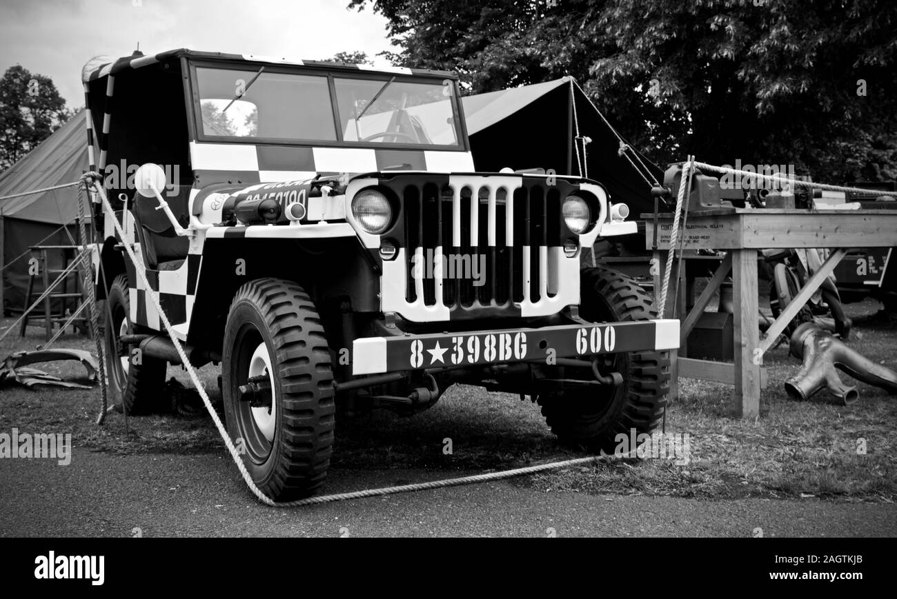 1940 Willys Jeep avec damier noir et blanc à la couleur à Duxford Flying Legends Airshow le 14 juillet 2019 Banque D'Images