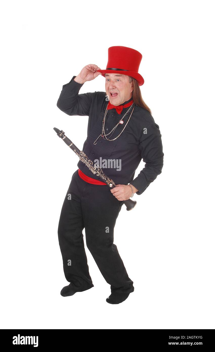Un homme autochtone dans une chemise noire et pantalon et red hat danse avec sa clarinette dans sa main, isolée pour fond blanc Banque D'Images