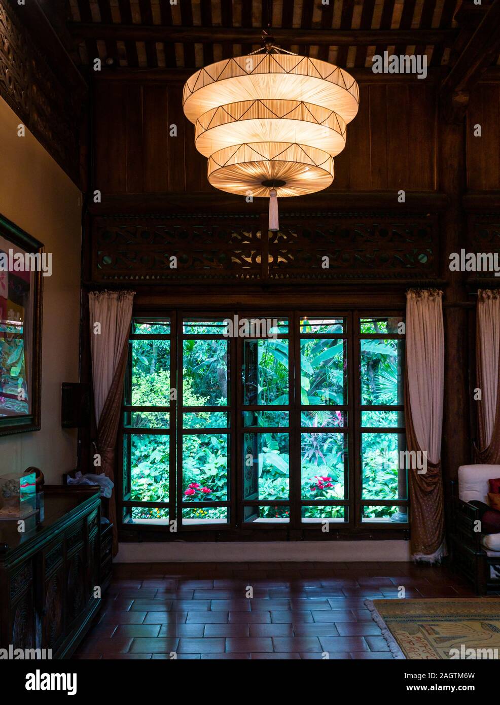 Intérieur de l'accueil traditionnel donnant sur jardin par des portes-fenêtres, Ho Tay suburb, Lac de l'Ouest, Hanoi, Vietnam, Asie Banque D'Images