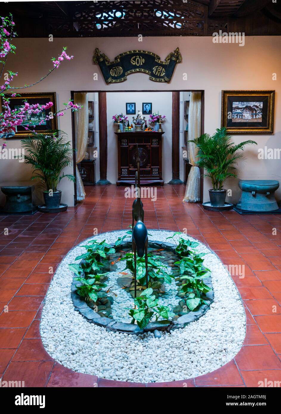 Intérieur d'une maison traditionnelle avec bassin de carpe central hall et collection d'œuvres d'art privées, banlieue de Ho Tay, lac de l'Ouest, Hanoï, Vietnam, Asie Banque D'Images