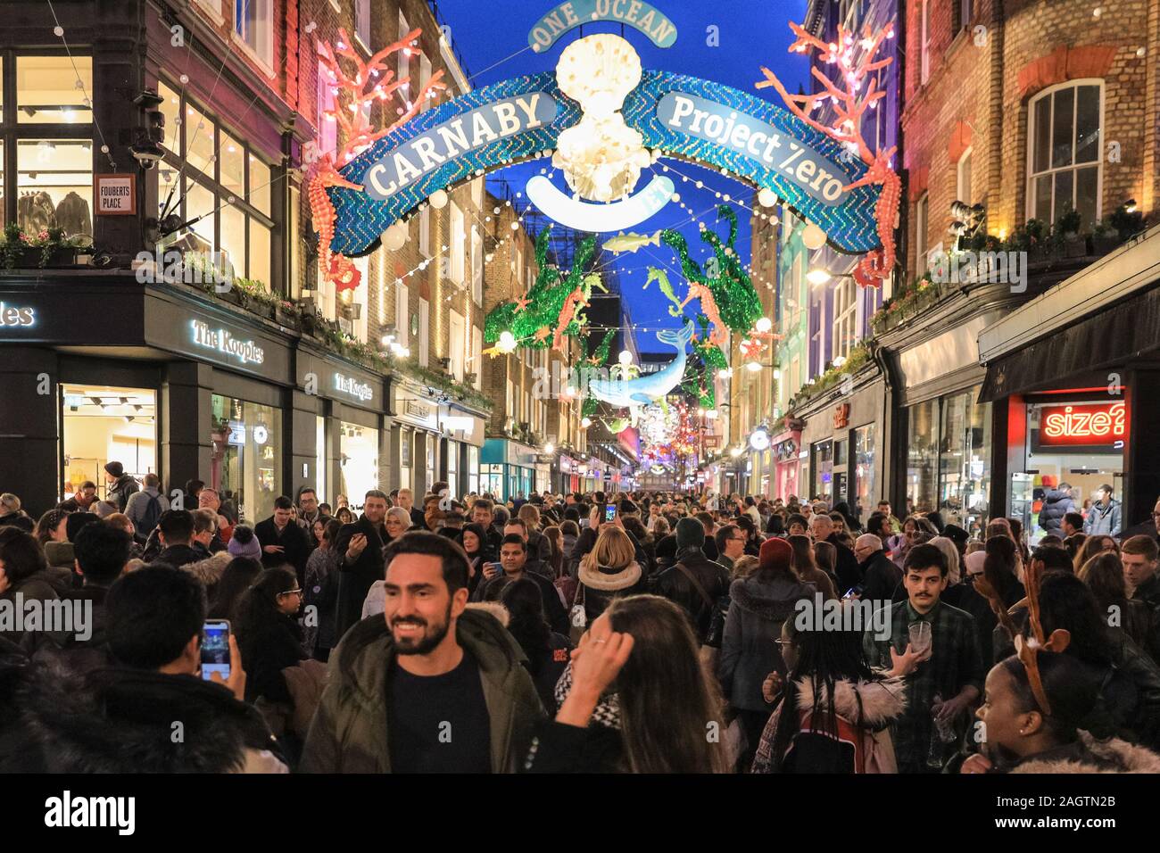 Le centre de Londres, Londres, 21 déc 2019. Carnaby Street est bondé avec les consommateurs. Shoppers dans Oxford Street, Regent Street et Bond Street se précipiter pour faire leurs achats de dernière minute à temps pour Noël, alors que les boutiques ont déjà commencé des rabais sur plusieurs produits. Banque D'Images