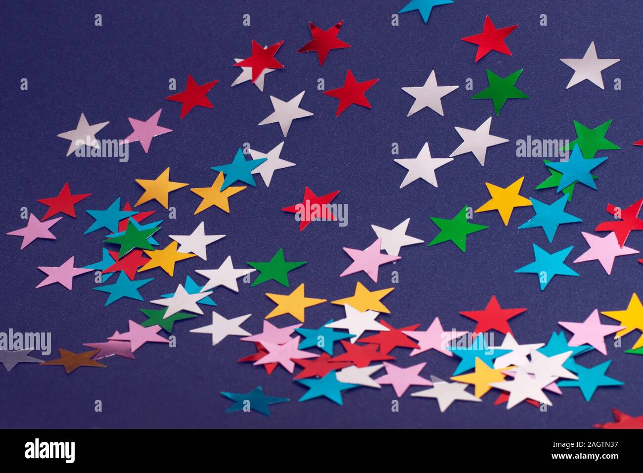 Arrière-plan de fête des étoiles colorées. Résumé de Noël télévision à jeter. Banque D'Images