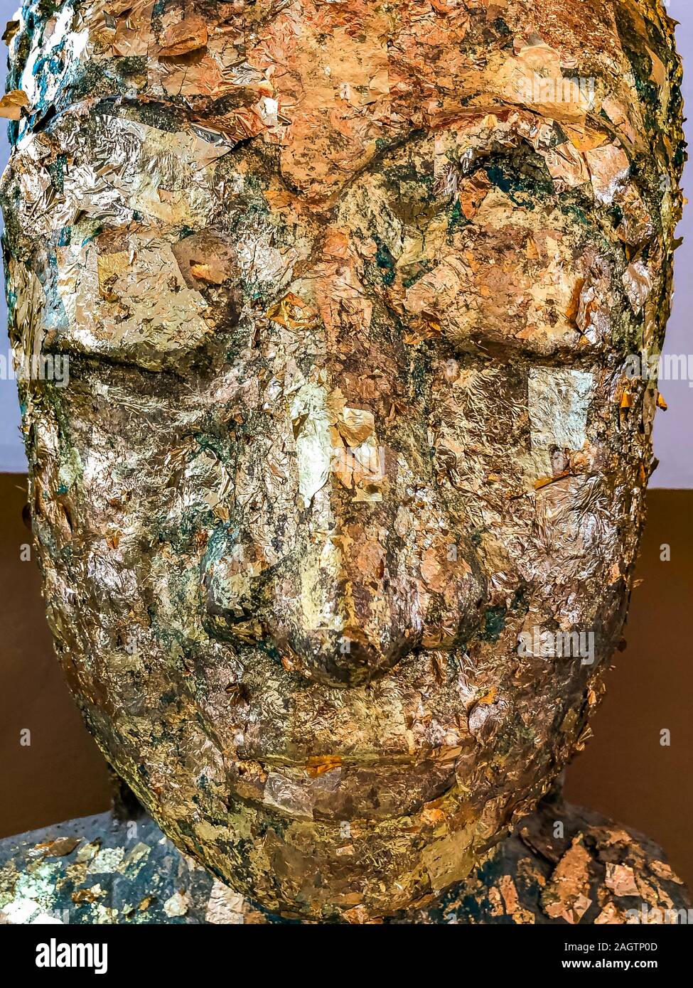 L'Asie, Thaïlande, Bangkok. Tête de Bouddha Statue décorée de feuilles d'or Banque D'Images