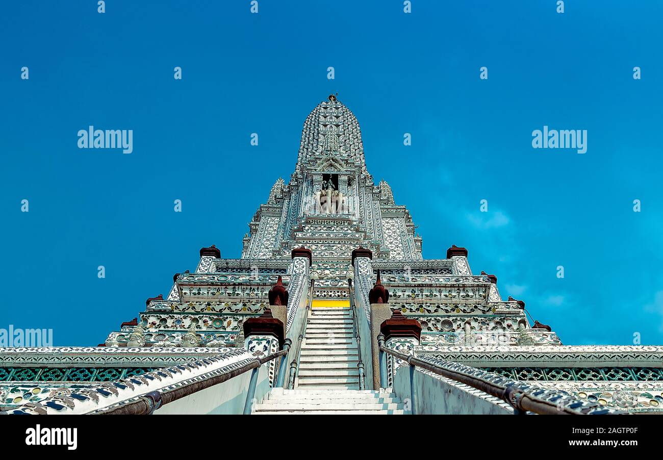 L'Asie, Thaïlande, Bangkok, Wat Arun temple bouddhiste près de par la rivière Chao Phraya Banque D'Images