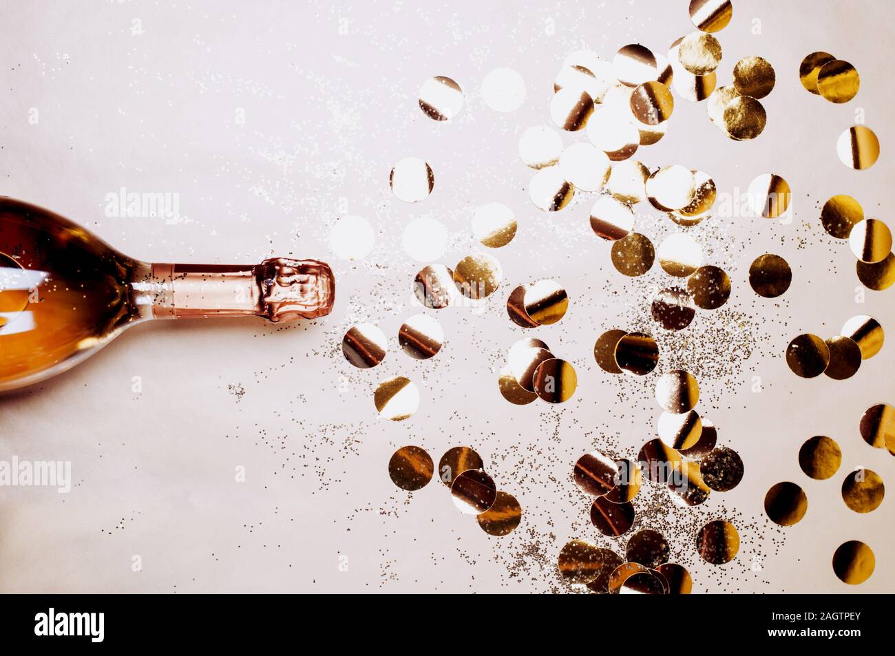 Bouteille de champagne avec paillettes et confettis d'or Banque D'Images