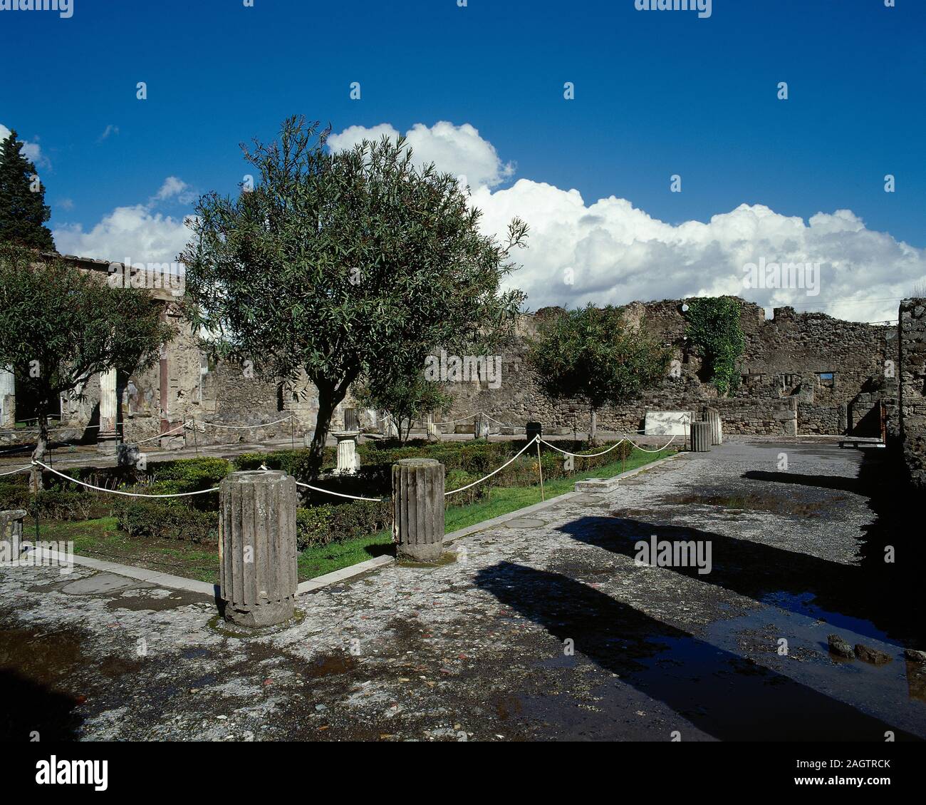 L'Italie. Ville romaine de Pompéi. Maison du Faune. Il a été construit dans le 2ème siècle avant J.-C. Pendant la période des Samnites. Ruines de la deuxième péristyle. Banque D'Images