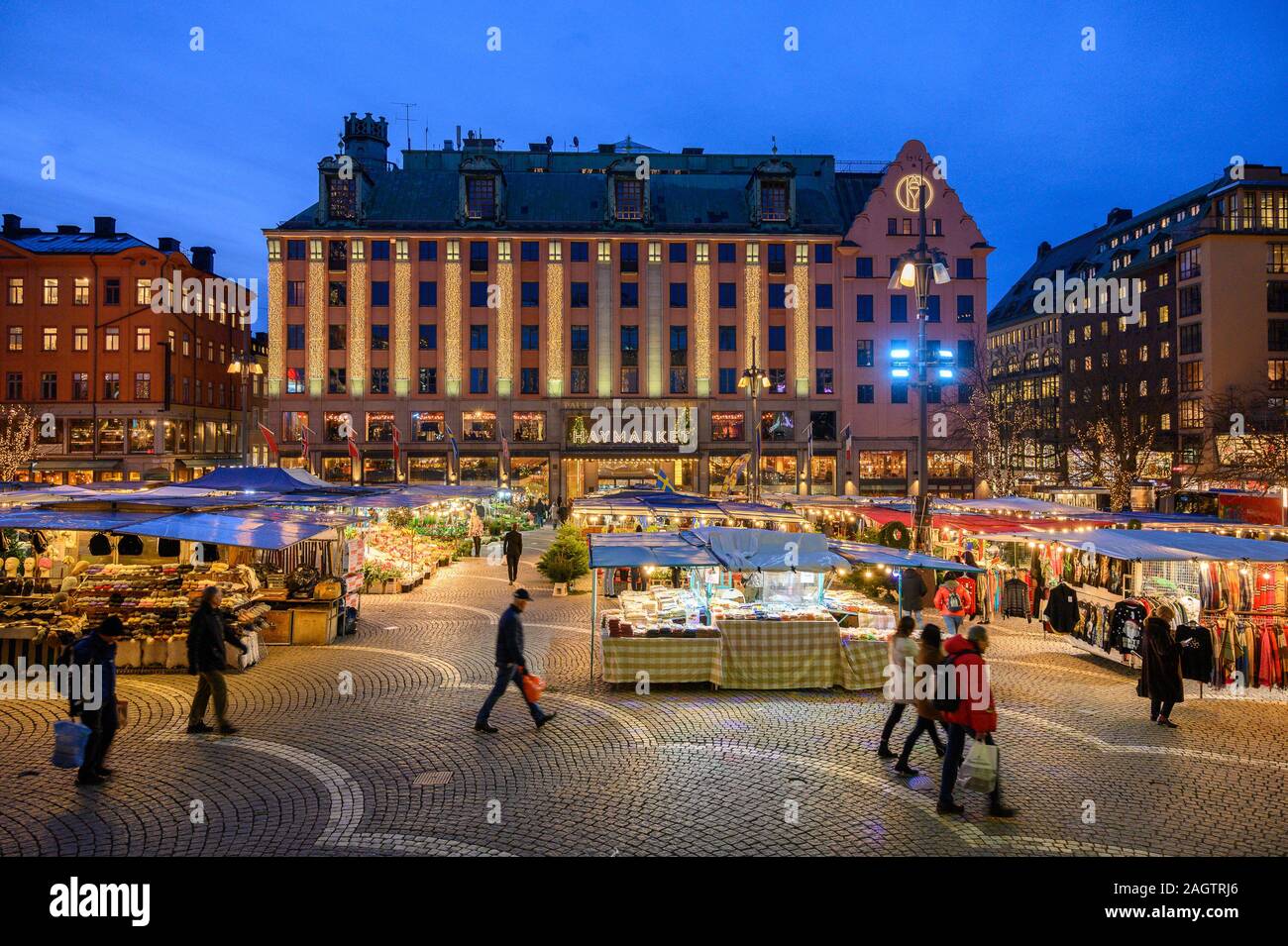 La Suède, Stockholm, le 18 décembre 2019 : ambiance de Noël de la ville. Les étals du marché de fleurs, de fruits, de légumes et de souvenirs à la sq Hotorget Banque D'Images