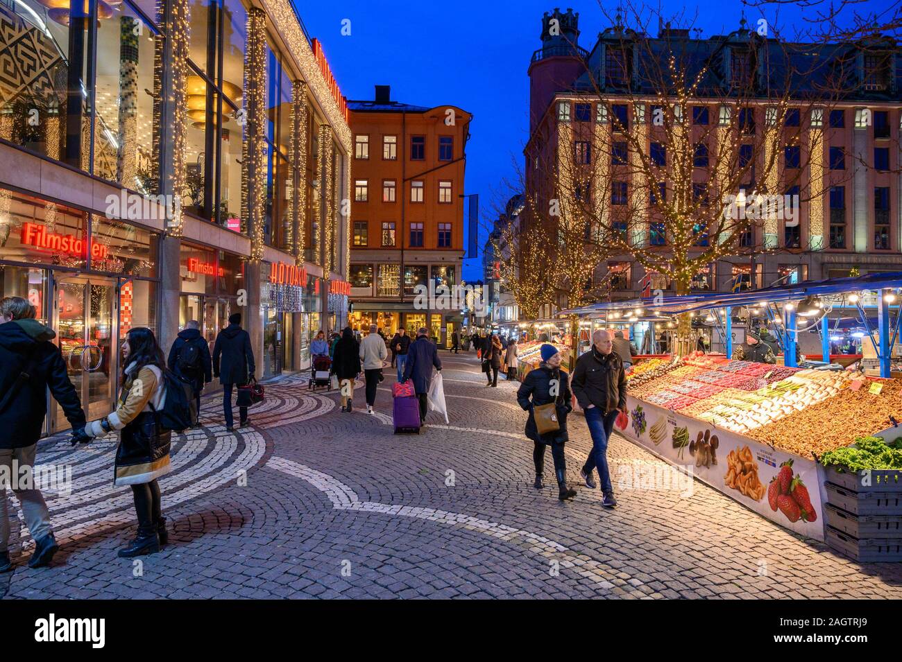 La Suède, Stockholm, le 18 décembre 2019 : ambiance de Noël de la ville. Les étals du marché de fleurs, de fruits, de légumes et de souvenirs à la sq Hotorget Banque D'Images