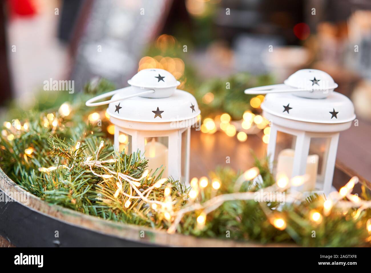 Glowing bougie lanterne et décorations de Noël sur la table dans le marché  de Noël dans la vieille ville de la petite ville. Guirlandes ampoules bokeh  Photo Stock - Alamy