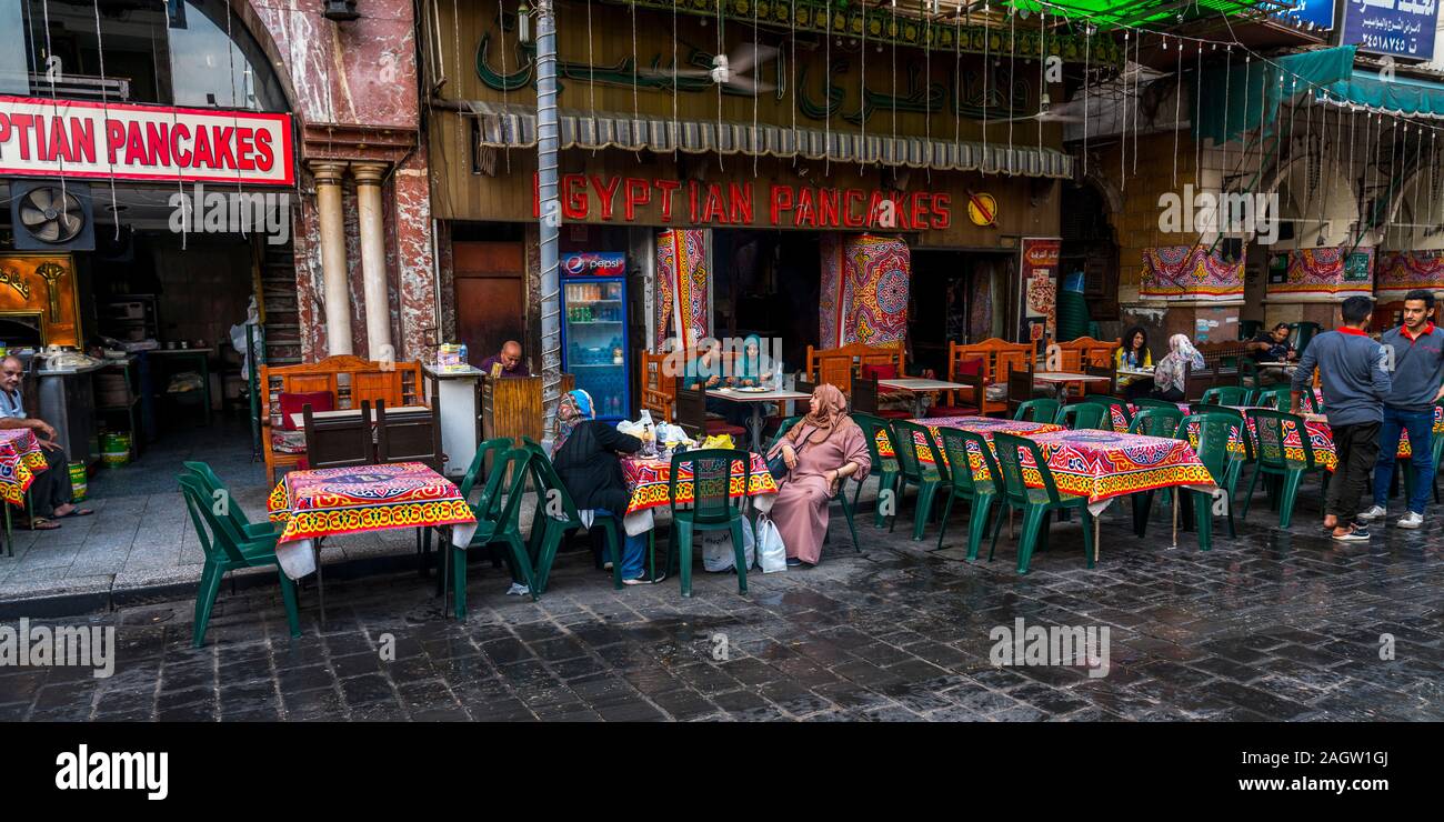 Novembre 2019, LUXOR, EGYPTE - personnes musulmanes au café dans le souk de Louxor, Egypte Banque D'Images