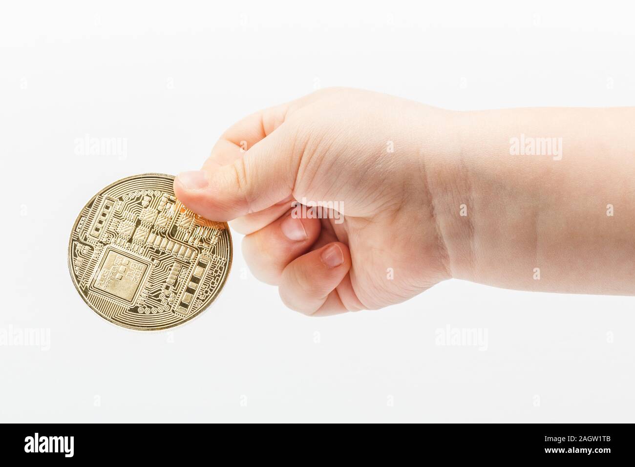 Close-up children's main courante et montre un coin bitcoin avec doigts sur un fond blanc. Concept pour les articles et posts au sujet de l'avenir et America Movil Banque D'Images