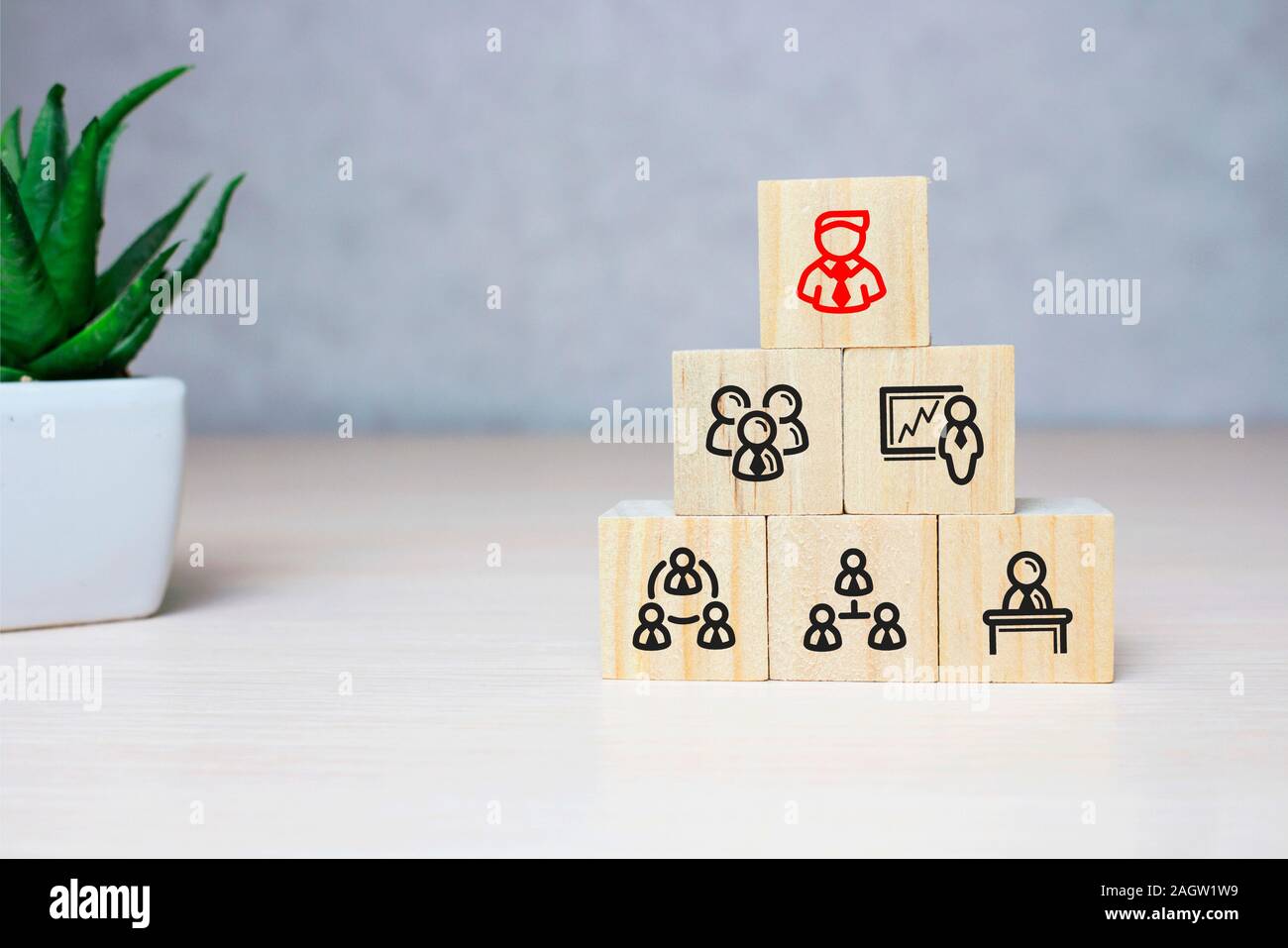 La gestion des ressources humaines et de recrutement, du concept d'entreprise de mettre la main sur le dessus du bloc cube en bois pyramide, Copy space Banque D'Images