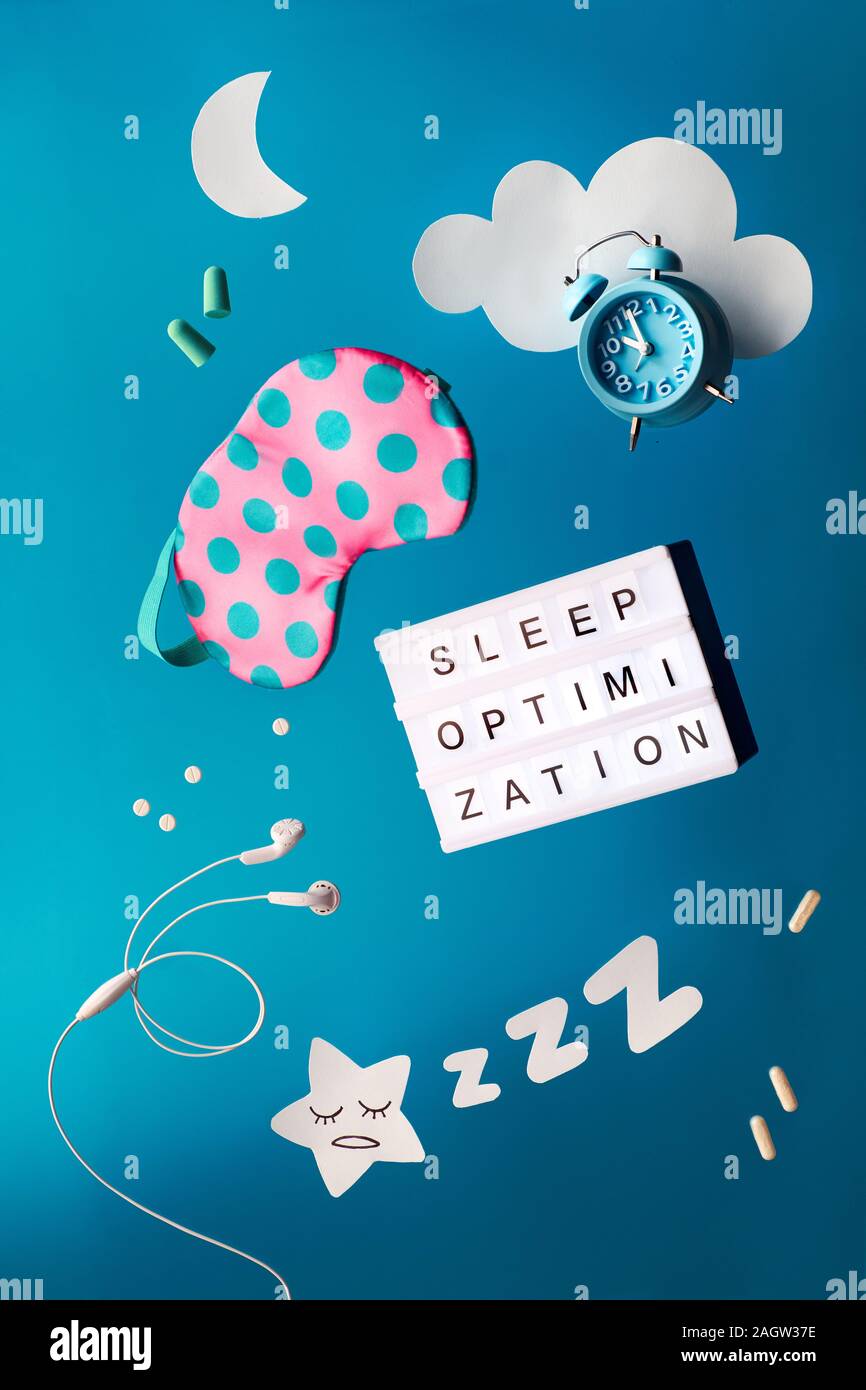 Nuit de sommeil sain concept créatif avec texte 'SLEEP' optimisation sur lightboard. L'avion ou faire léviter des objets : masque de sommeil, réveil, écouteurs Banque D'Images
