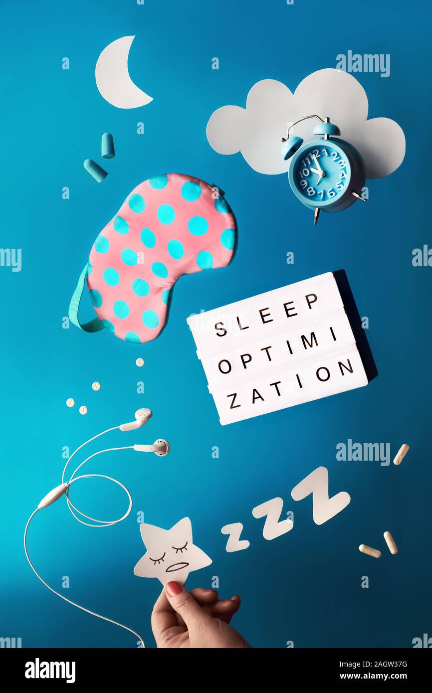 Nuit de sommeil sain concept créatif avec texte 'SLEEP' optimisation sur lightboard. L'avion ou faire léviter des objets : masque de sommeil, réveil, écouteurs Banque D'Images