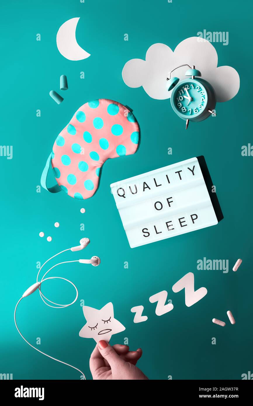 Nuit de sommeil sain concept créatif avec texte la qualité du sommeil sur lightboard. L'avion ou faire léviter des objets : masque de sommeil, réveil, écouteurs, Banque D'Images