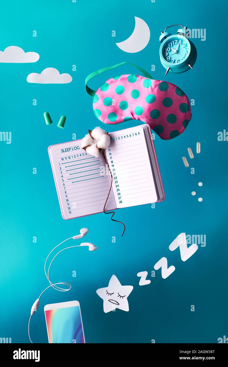 Nuit de sommeil sain concept créatif de sommeil avec log Journal manuscrit. L'avion ou faire léviter des objets : masque de sommeil, réveil, écouteurs, bouchons d'un Banque D'Images