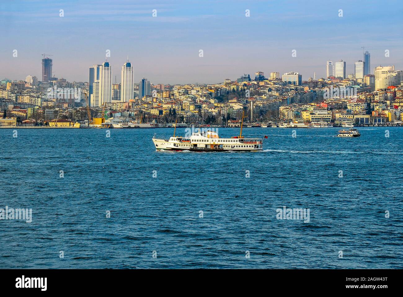 Istanbul, Turquie, 18 Janvier 2009 : les lignes de ferries de la ville et le Bosphore, Uskudar. Banque D'Images