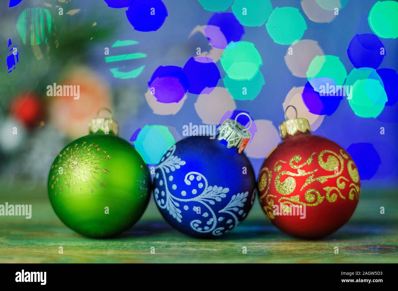 Décoration de Noël, boules de Noël contre l'arrière-plan flou Banque D'Images