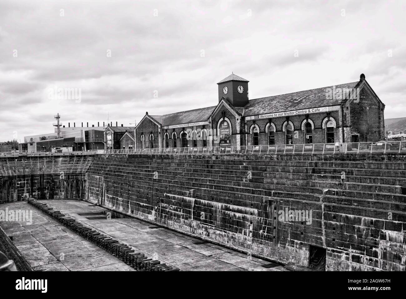 C'est la cale sèche que Titanic une fois assis, de nombreuses années avant qu'une catastrophe. Le Dock se trouve à Belfast, en Irlande du Nord. Banque D'Images