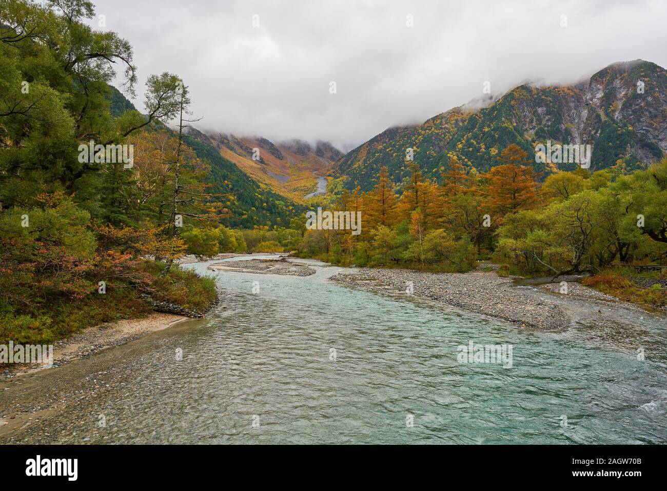 Scenic de saison d'automne dans kamikochi nagano voir avec le brouillard dans le ciel du matin Banque D'Images