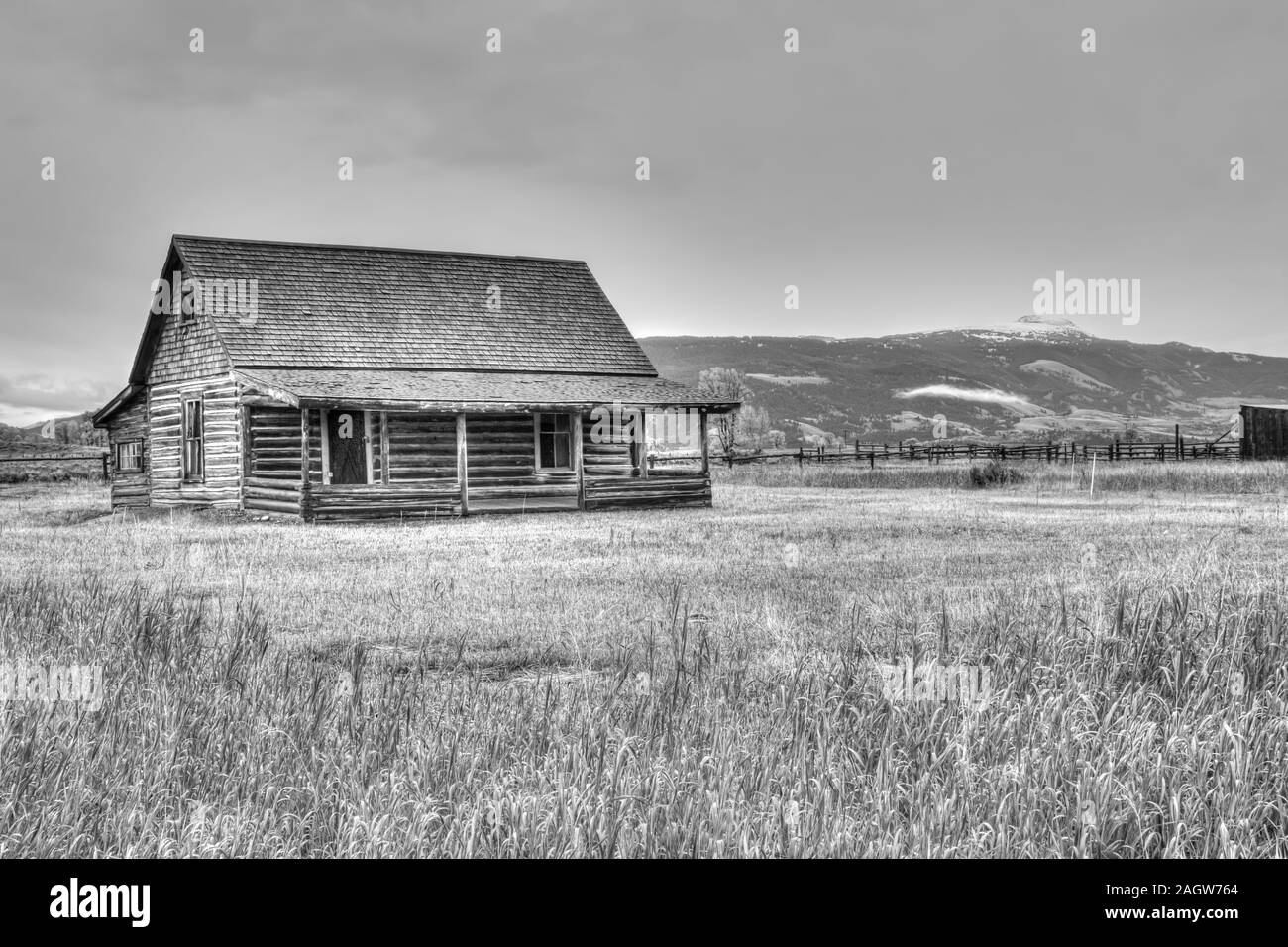Le noir et blanc ancien log home à Jackson Wyoming Banque D'Images