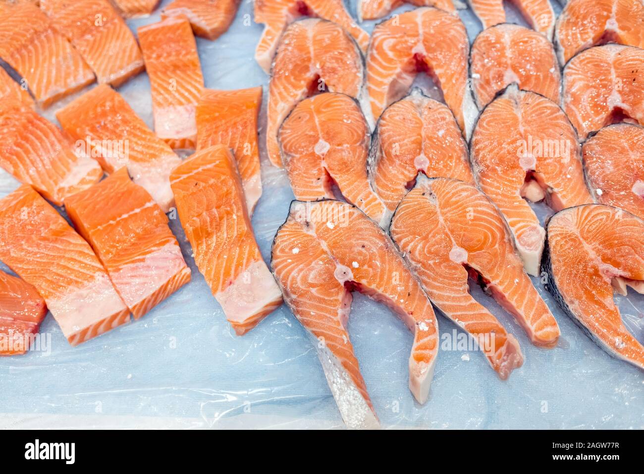 Tranches de saumon rose cut norvégien sur la glace, riche en oméga 3 et de bons gras. Banque D'Images