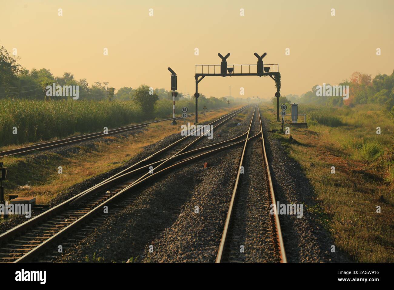 Les voies de chemin de fer. un point vue en perspective d'un détroit long train voie ferrée. train chemin dans une région rurale. Banque D'Images