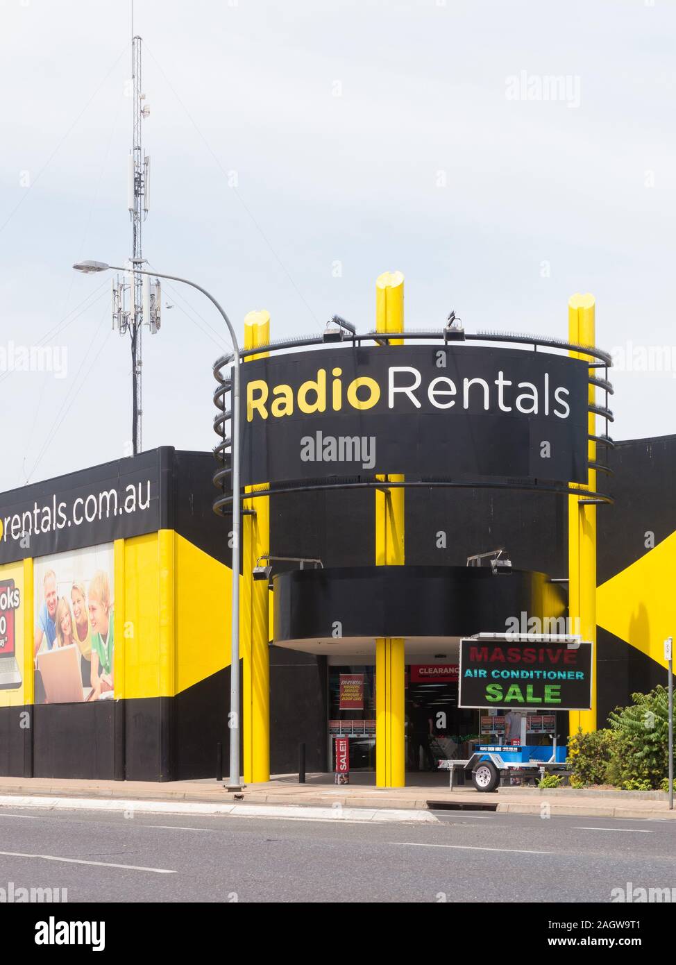 Vue de l'entrée d'un magasin de location de Radio sur Main North Road en perspective, l'Australie du Sud, Australie. Banque D'Images