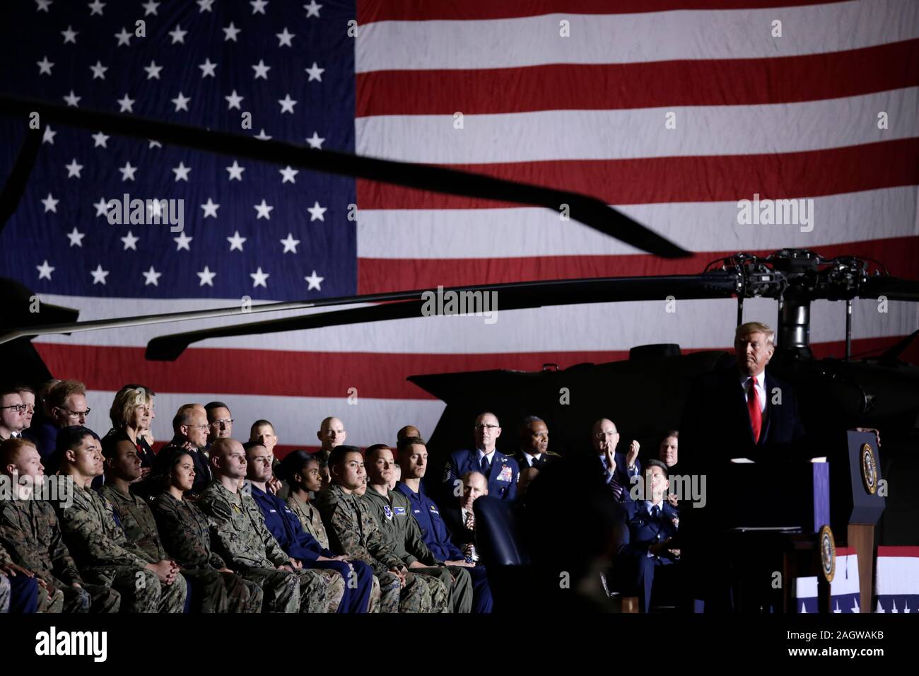 Le Président des Etats-Unis, Donald J. Trump fait de commentaires et signes S.1790, le National Defense Authorization Act pour l'année fiscale 2020 à Joint Base Andrews à Suitland, Maryland le Vendredi, Décembre 20, 2019.Crédit : Yuri Gripas/piscine par CNP /MediaPunch Banque D'Images