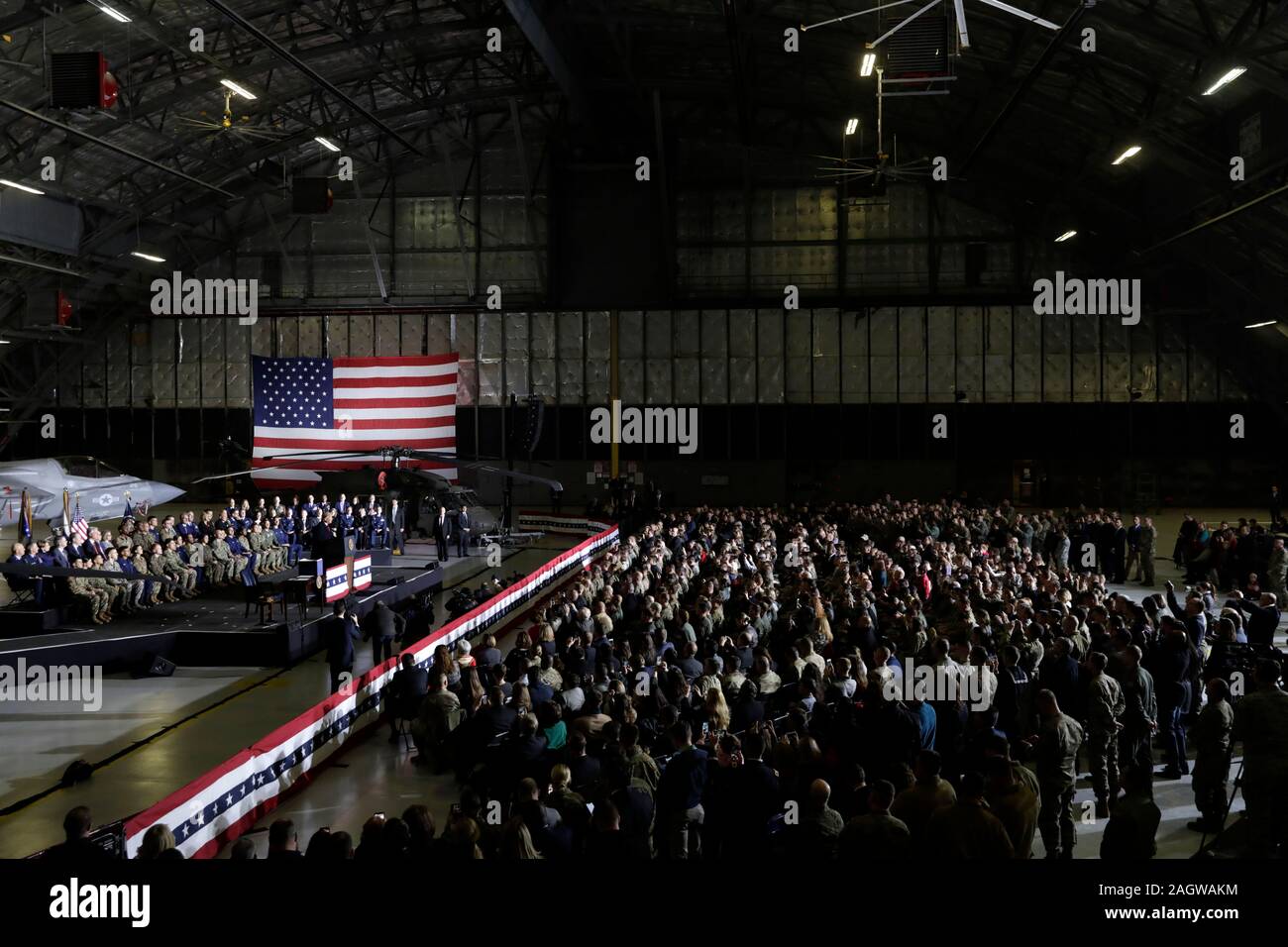 Le Président des Etats-Unis, Donald J. Trump fait de commentaires et signes S.1790, le National Defense Authorization Act pour l'année fiscale 2020 à Joint Base Andrews à Suitland, Maryland le Vendredi, Décembre 20, 2019.Crédit : Yuri Gripas/piscine par CNP /MediaPunch Banque D'Images