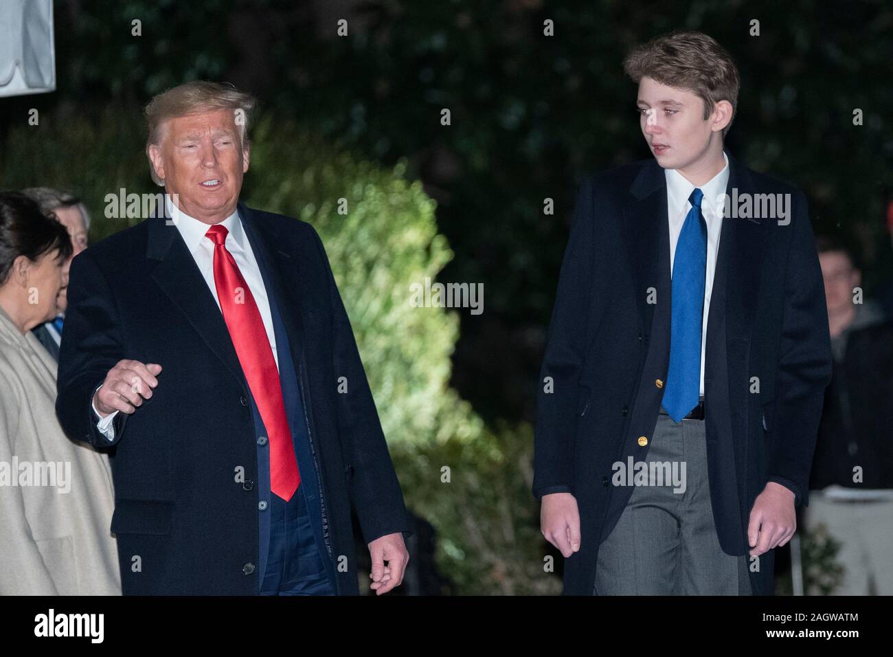 Le Président des Etats-Unis, Donald J. Trump et son fils Barron Trump écarter la Maison Blanche à Washington, DC pour la cérémonie de signature de S.1790, le National Defense Authorization Act pour l'année fiscale 2020 et ensuite à la Floride pour leurs vacances le Vendredi, Décembre 20, 2019.Crédit : Chris Kleponis/MediaPunch /CNP via Piscine Banque D'Images