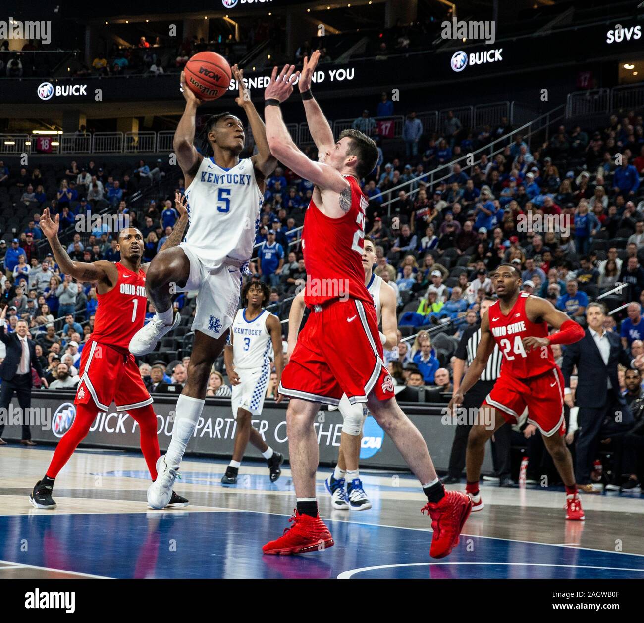 Las Vegas, NV 21 Dec, 2019 aux États-Unis. A. Kentucky Wildcats guard Immanuel Quickley (5) entraîne vers le panier de basket-ball de NCAA pendant l'MenÕs CBS Sports Classic entre les Ohio State Buckeyes et Kentucky Wildcats 65-71 perdu au T-Mobile Arena de Las Vegas, NV. James Thurman/CSM/Alamy Live News Banque D'Images