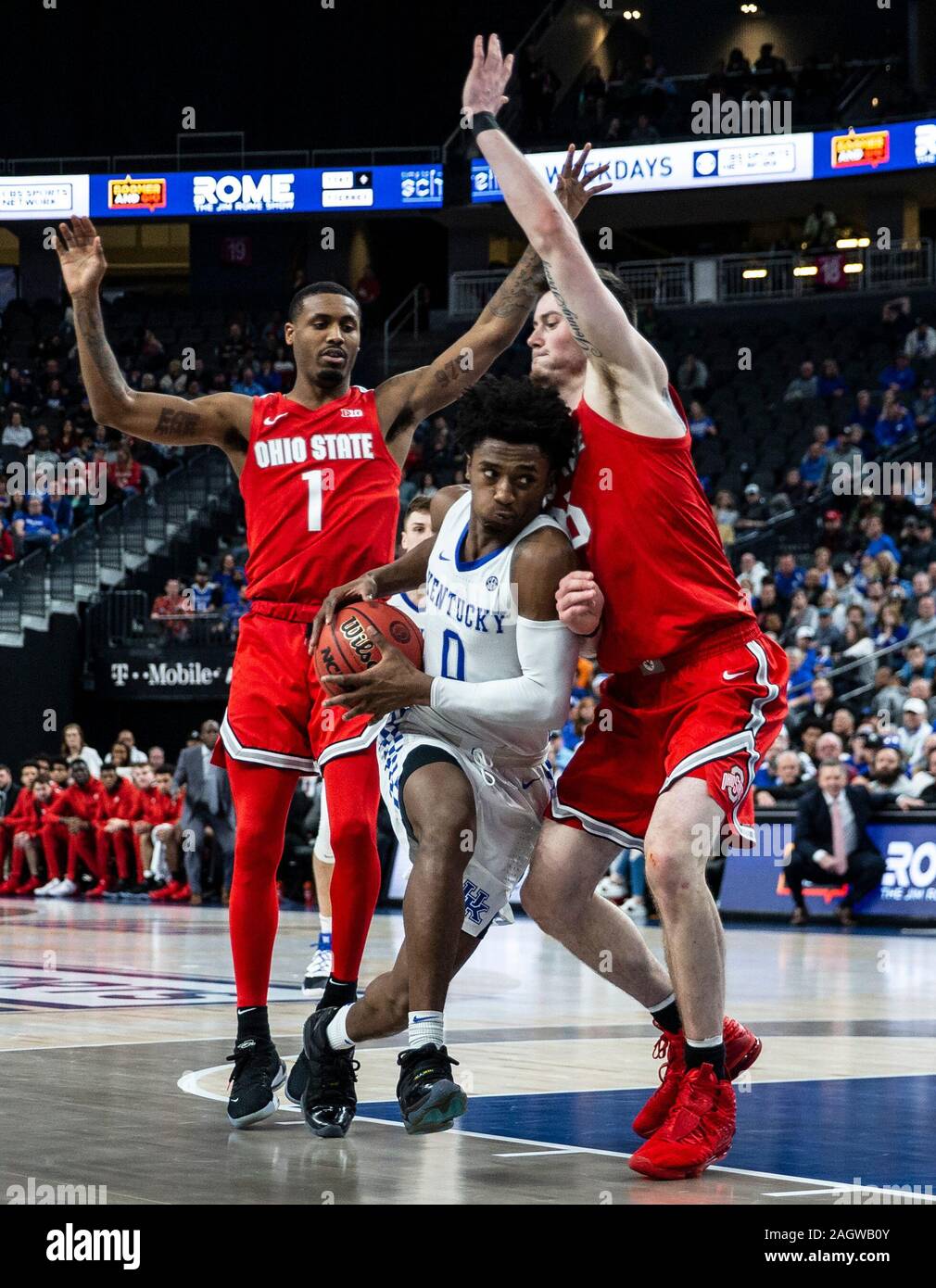 Las Vegas, NV 21 Dec, 2019 aux États-Unis. A. Kentucky Wildcats guard Ashton Hagans (0) disques durs pour le cerceau au cours de la NCAA de basket-ball classiques MenÕs CBS Sports entre les Ohio State Buckeyes et Kentucky Wildcats 65-71 perdu au T-Mobile Arena de Las Vegas, NV. James Thurman/CSM/Alamy Live News Banque D'Images