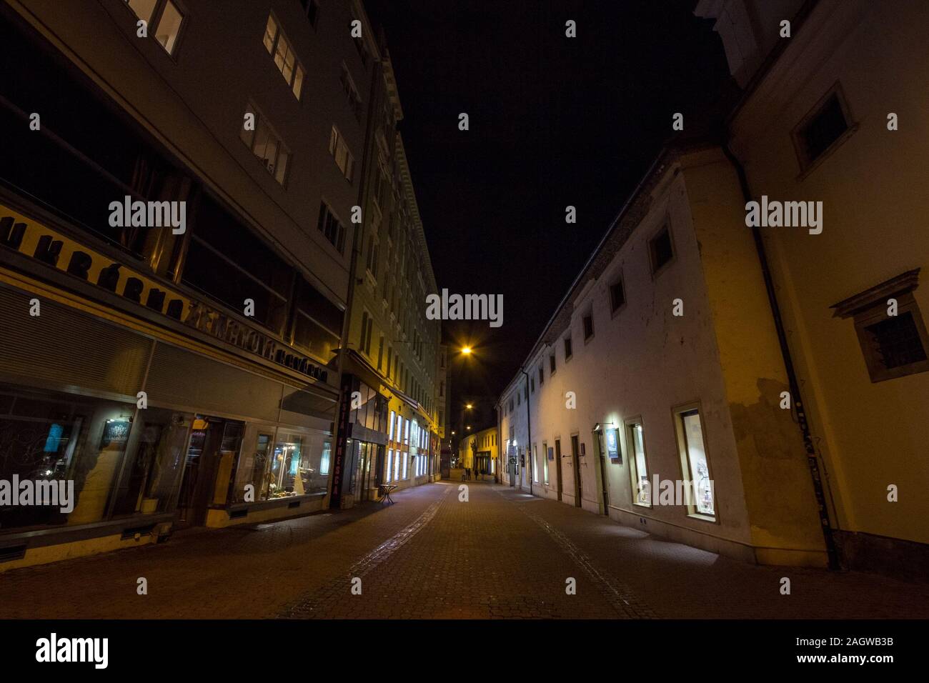 BRNO, République tchèque - 5 novembre, 2019 : Cité Médiévale vide et ruelles désertes de Brno, rue Josefska de 1280, dans la nuit, entouré de boutiques fermées un Banque D'Images