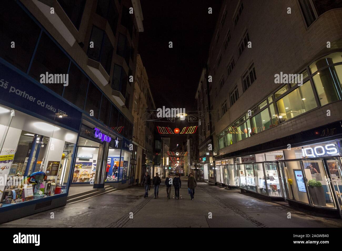 BRNO, République tchèque - 5 NOVEMBRE 2019 : les jeunes, les adolescents tchèque, marchant dans une rue piétonne déserte de Brno, Ceska, 1280, la nuit, entouré de c Banque D'Images