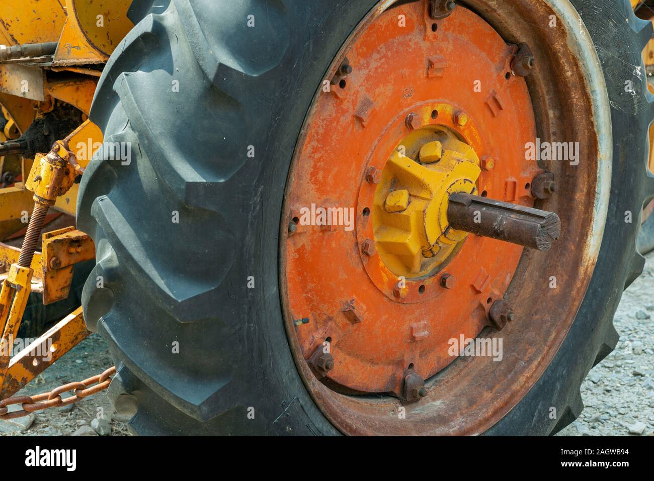 L'article d'un vieux pneu et roue du tracteur Photo Stock - Alamy