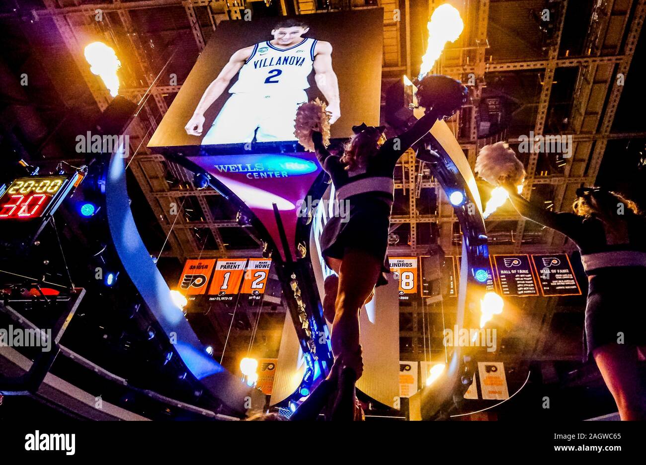 Philadelphia, PA, USA. Dec 21, 2019. 21 décembre 2019 : Les joueurs sont introduites avant le match entre le Kansas Jayhawks et Villanova Wildcats au Wells Fargo Center de Philadelphie, Pennsylvanie. Villanova a gagné 56-55. Scott Serio/Cal Sport Media/Alamy Live News Banque D'Images