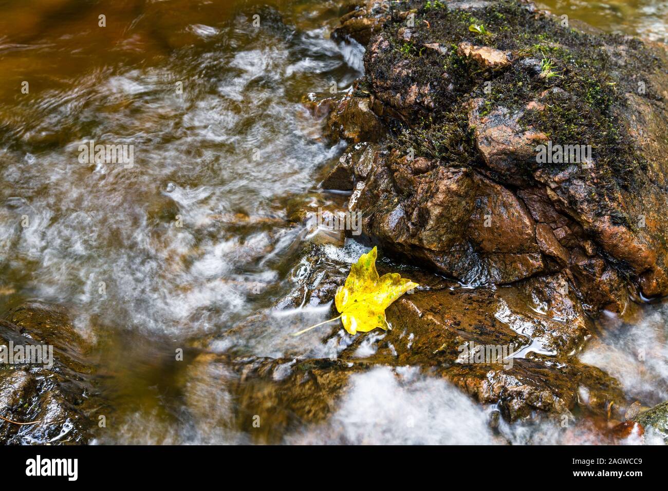 Brûler peu profondes se jeter à l'eau douce avec une couleur brun rougeâtre caractéristique des Highlands écossais et la mousse de tourbe qu'il court à travers Banque D'Images