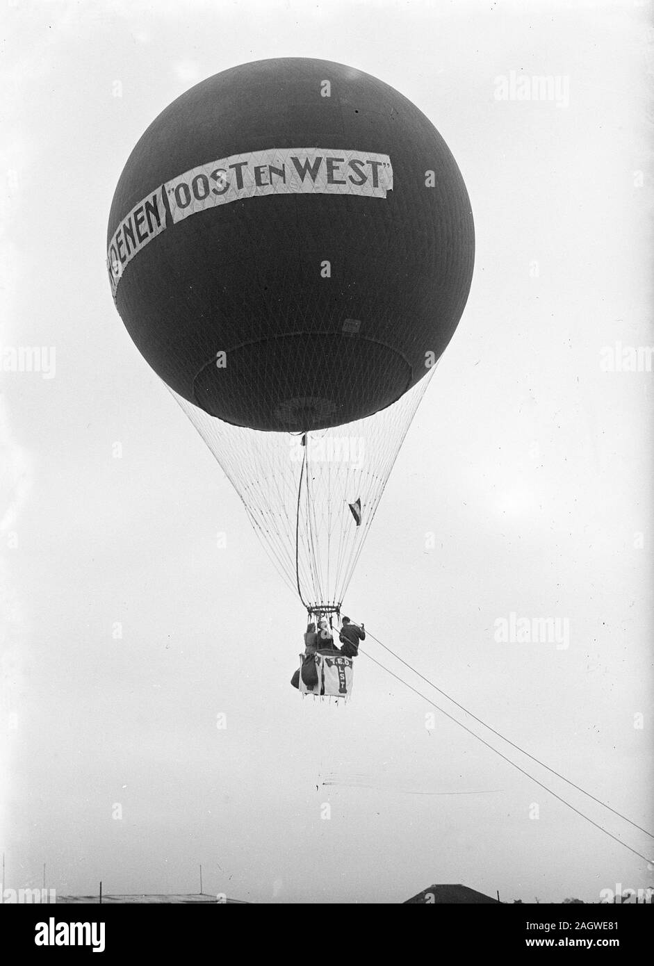 28 septembre 1947 - Hot Air Balloon monte à l'Est et l'Ouest (oost en west) Banque D'Images