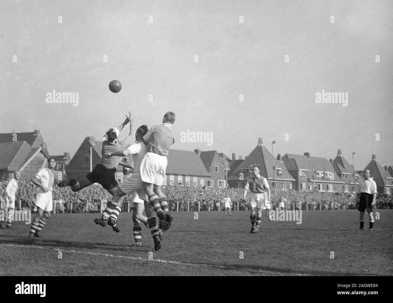10 octobre 1947 - Men's match de soccer, balle dans l'air avant l'objectif d'être marqué. Peut-être un jeu joué en Hollande. Banque D'Images