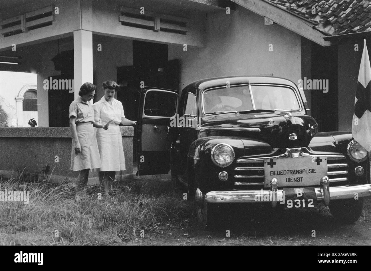 La princesse Margriet Hospital à Batavia. Deux femmes dans une voiture de service de transfusion sanguine ; Date 9 février 1949 ; lieu Batavia, Indonésie, Jakarta, Indes néerlandaises Banque D'Images