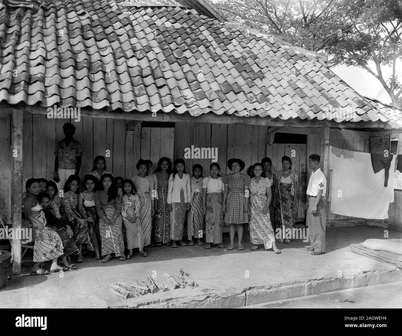 La vaccination des femmes prostituées [public] à Batavia ; Date 28 juin 1948 Lieu Batavia, Indonésie, Java, Indes néerlandaises Banque D'Images