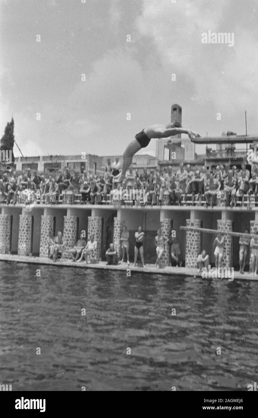 À l'occasion de l'anniversaire de la 5e Veldcomp. Genie ont eu lieu à la piscine de Kopeng le 22 octobre pour la natation et compétitions de saut saut. Date 22 octobre 1946 ; Lieu de l'Indonésie, Indes néerlandaises Banque D'Images