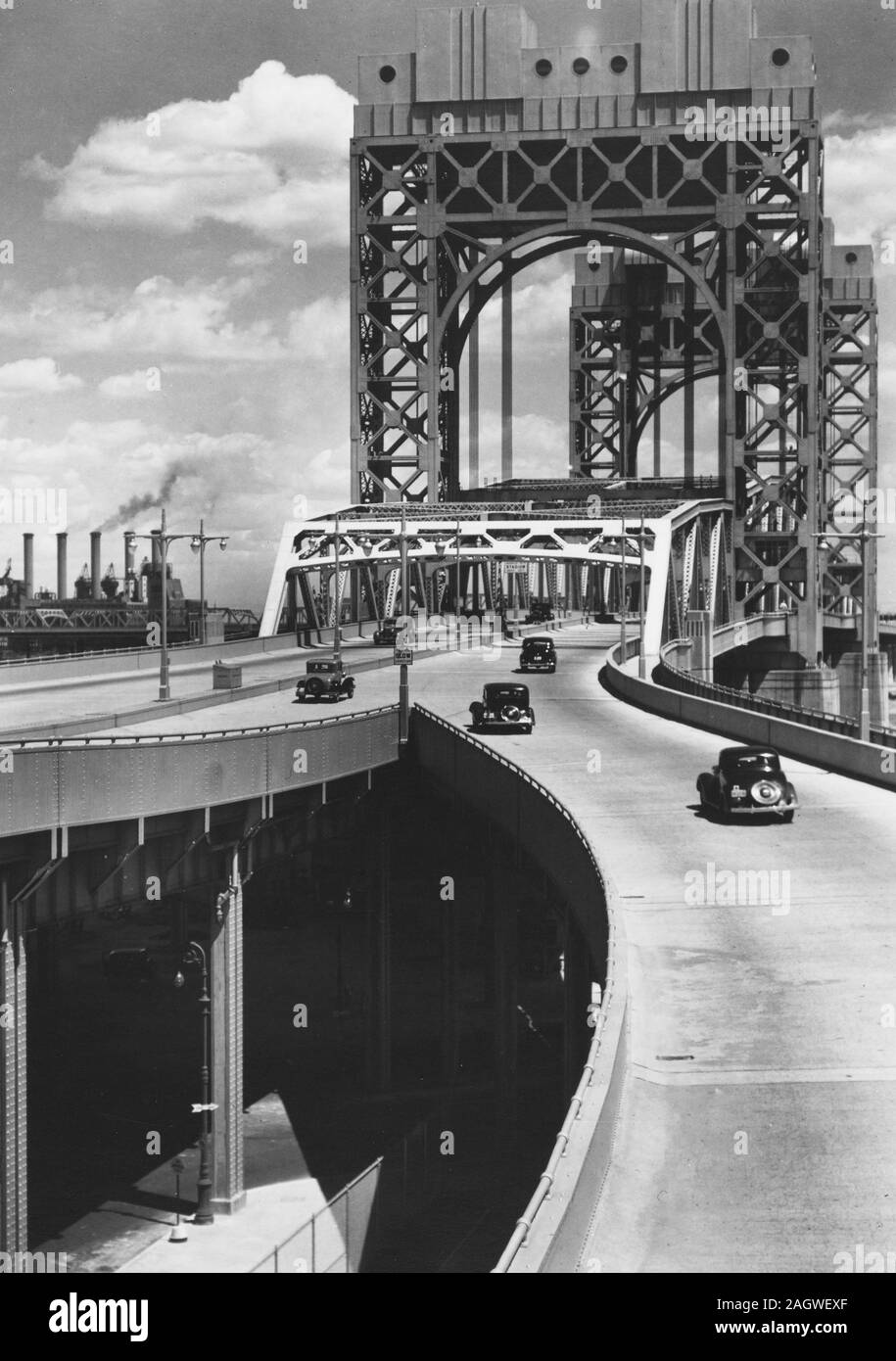 Six voitures visible sur l'approche et le pont, rue en dessous, superstructure, les cheminées, droit de l'enfer. Con-Ed la porte centrale, à gauche. Banque D'Images