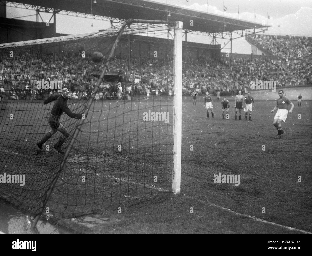 21 septembre 1947 - Pays-Bas c. Suisse 6-2 ; la Suisse manque de mort au score 4-2 Banque D'Images