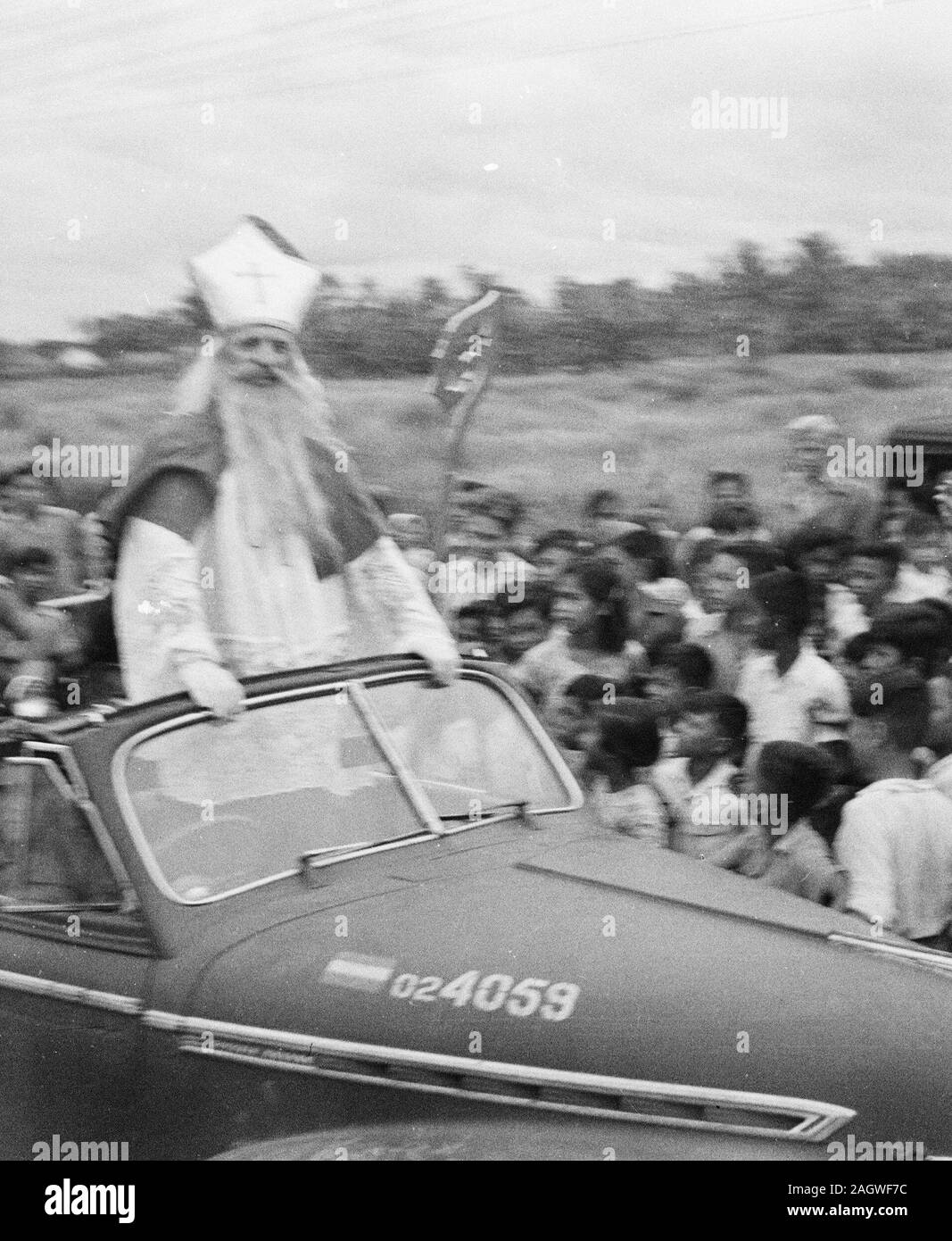 Saint Nicholas en voiture ouverte au cours de parade à Batavia (Jakarta), Indonésie, Jakarta, Dutch East Indies ca. 1947 Banque D'Images