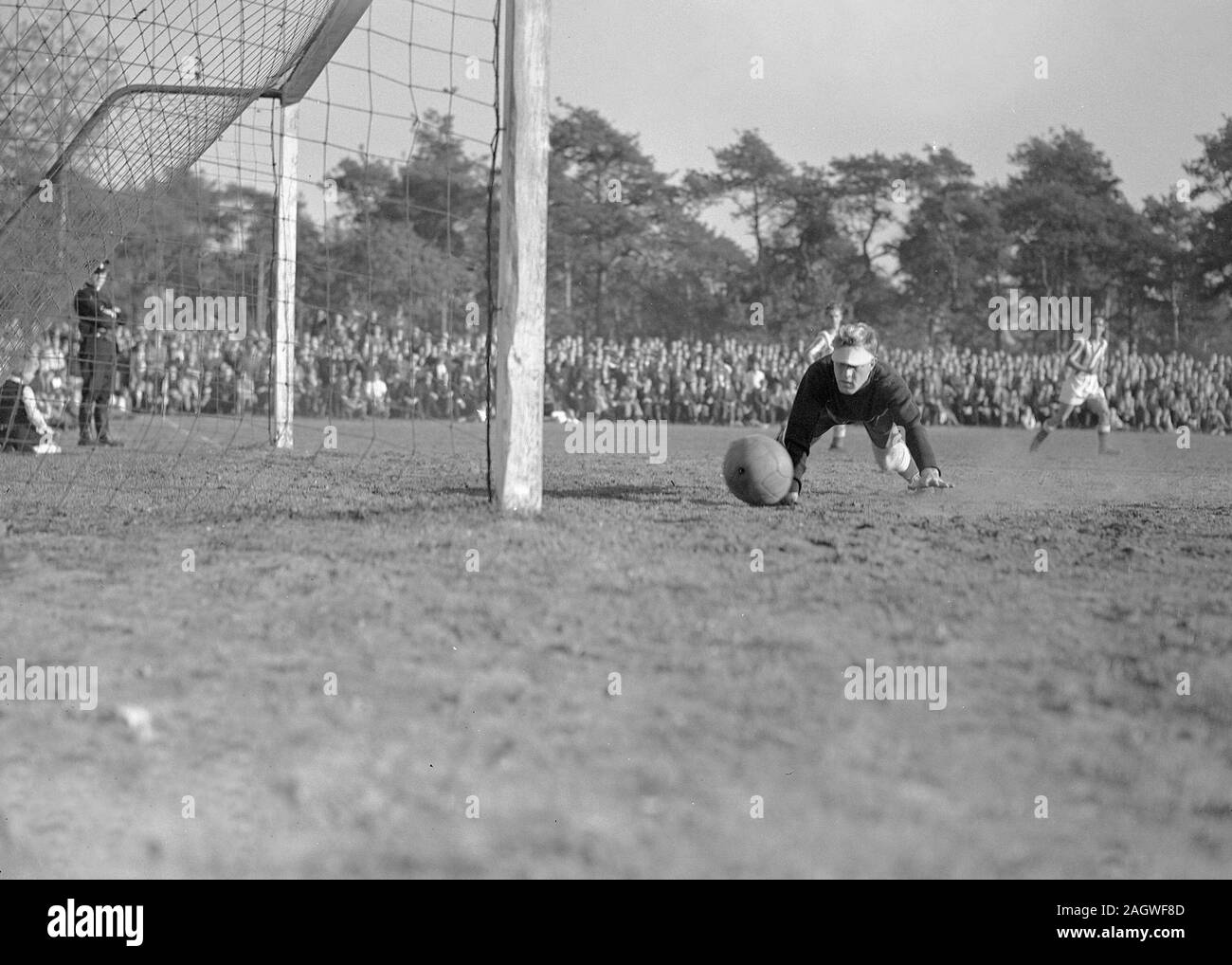 1940 Men's match de foot - AGOVV est gardien de la chance avec balle contre post le 10 octobre 1947 Banque D'Images